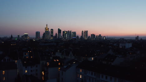 Erhöhtes-Abendliches-Stadtbild-Von-Der-Drohne-In-Der-Blauen-Stunde.-Innenstadtpanorama-Mit-Wolkenkratzern-Gegen-Rosa-Blauen-Sonnenunterganghimmel.-Frankfurt-Am-Main,-Deutschland