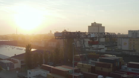 Hafen-Bei-Sonnenaufgang-Am-Frühen-Morgen-Mit-Frachtcontainern-Und-Kränen,-Luft-Nach-Vorne