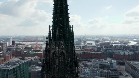 Nahaufnahme-Luftbahn-Der-Alten-Gotischen-St.-Nikolai-Weltkriegsgedenkkirche-Ruine-In-Der-Hamburger-Innenstadt