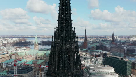 Vista-Aérea-De-Cerca-De-La-Torre-Carbonizada-Oscura-De-St.-Nikolai-World-War-Memorial-Y-Antiguas-Ruinas-De-La-Iglesia-En-Hamburgo,-Alemania