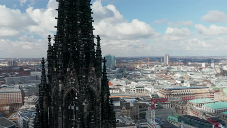 Cerca-De-La-órbita-Aérea-De-La-Aguja-De-La-Iglesia-Oscura-De-St.-Nikolai-Memorial-Y-Museo-De-La-Guerra-Mundial-En-Hamburgo,-Alemania