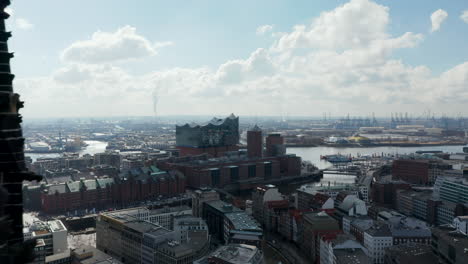 Dolly-Luftaufnahme-Von-St.-Nikolai-weltkriegsdenkmal-Und-Elbphilharmonie-In-Der-Hamburger-Innenstadt