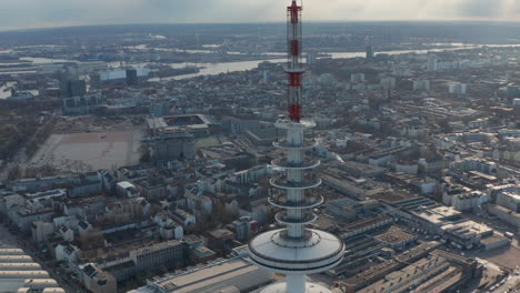 Vista-Aérea-De-Cerca-De-Antenas-Rojas-Y-Blancas-En-La-Parte-Superior-De-La-Torre-De-Televisión-Heinrich-Hertz-En-Hamburgo,-Alemania