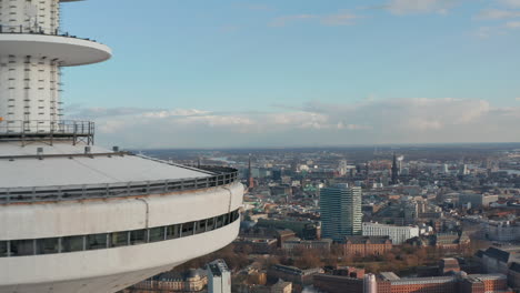 Enthüllung-Der-Hamburger-Skyline-Hinter-Dem-Heinrich-Hertz-Fernsehturm,-Der-Sich-über-Dem-Hamburger-Stadtbild-Erhebt