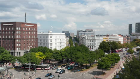Vorwärts-Fliegen-über-Straßen-In-Der-Stadt.-Leute,-Die-In-Der-Einkaufsstraße-Spazieren-Gehen.-Freie-Und-Hansestadt-Hamburg,-Deutschland