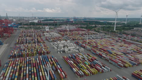 Luftaufnahmen-Eines-Riesigen-Logistikgeländes-Mit-Gestapelten-Marinefrachtcontainern.-Transportterminal-Im-Hafen-Der-Stadt.-Hamburg,-Deutschland