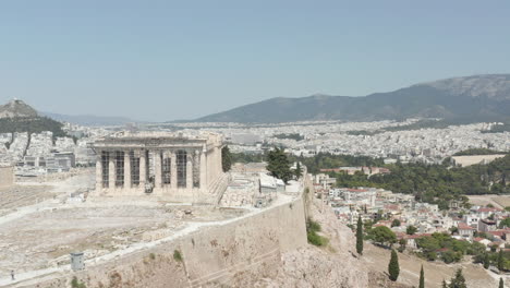 Vista-Aérea-Del-Sitio-De-Constricción-De-La-Acrópolis-En-La-Montaña-Sobre-Atenas,-Grecia-A-La-Luz-Del-Día