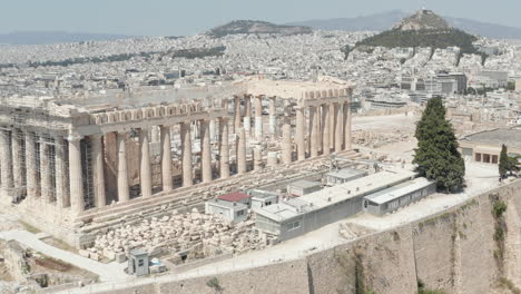 Cerrar-Vuelo-Aéreo-Sobre-La-Acrópolis-En-La-Montaña-Sobre-Atenas,-Grecia-A-La-Luz-Del-Día