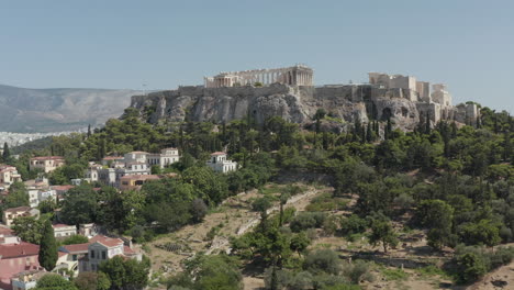 Carro-Aéreo-Lento-Hacia-La-Montaña-Con-La-Acrópolis-De-Atenas-En-Grecia-A-La-Luz-Del-Día