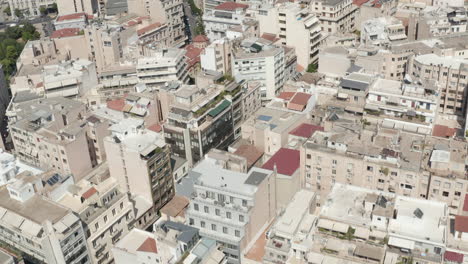 Vista-Aérea-De-Arriba-Hacia-Abajo-De-Los-Edificios-De-Apartamentos-De-La-Ciudad-Y-Las-Calles-A-La-Luz-Del-Día-De-Verano