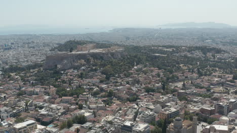 Amplia-Toma-De-Establecimiento-Sobre-Atenas,-Grecia-Con-Acrópolis-Y-Vista-Al-Mar-A-La-Luz-Del-Día-De-Verano