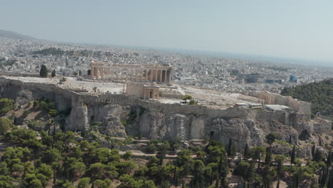 Weite-Ansicht,-Die-Die-Akropolis-Von-Athen-Im-Sommertageslicht-Umkreist