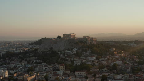 Carro-Aéreo-Lento-Hacia-La-Montaña-Con-La-Acrópolis-De-Atenas-En-Grecia-En-La-Hermosa-Luz-Del-Atardecer-De-La-Hora-Dorada