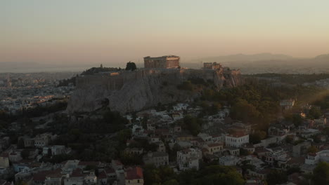 Luftschwenk-Auf-Den-Berg-Mit-Akropolis-Von-Athen-In-Griechenland-Mit-Sonnenflair-In-Schöner-Goldener-Stunde