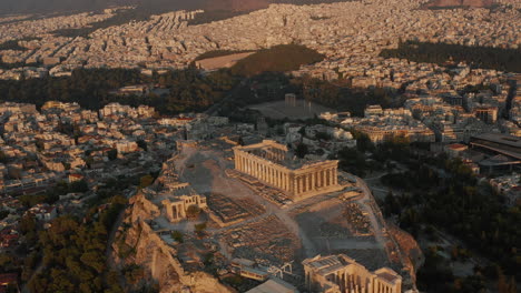 Perspectiva-Aérea-De-La-Acrópolis-De-Atenas-En-La-Luz-Del-Atardecer-De-La-Hora-Dorada