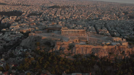 Perspectiva-Aérea-Que-Rodea-La-Acrópolis-De-Atenas-En-La-Luz-Del-Atardecer-De-La-Hora-Dorada