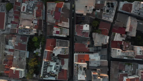 Vista-Aérea-De-Arriba-Hacia-Abajo-De-Las-Aves-De-Atenas,-Grecia-Barrio-Plaza-Monastiraki-Con-Calles-De-La-Ciudad-A-La-Luz-Del-Atardecer