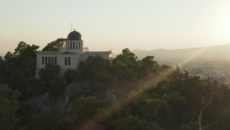 Vista-Aérea-Del-Observatorio-Nacional-De-Atenas-En-La-Colina-Durante-La-Luz-Del-Atardecer-De-La-Hora-Dorada