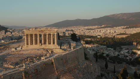 Acrópolis-De-Atenas-En-Construcción-Durante-La-Hermosa-Hora-Dorada-En-La-Antena-De-Verano