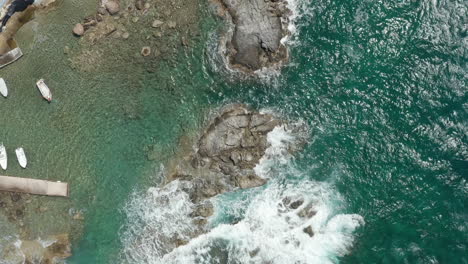 Aerial-Overhead-Top-Down-Birds-Eye-View-of-Generic-Ocean-Waves-crashing-on-Rocks