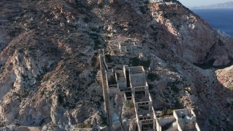 Luftaufnahme-Einer-Alten-Verlassenen-Mine-An-Einem-Berghang,-Insel-Milos,-Griechenland