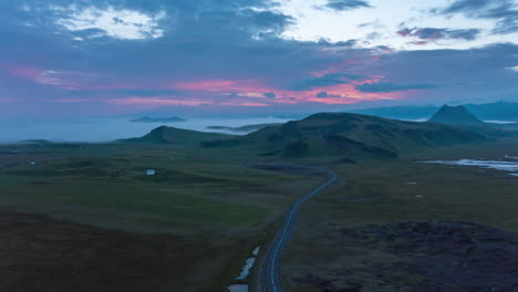 Vorwärts-Fliegen-über-Die-Ruhige-Morgendliche-Geschützte-Landschaft-In-Island.-Hyperzeitrafferaufnahmen-Aus-Der-Luft-Von-Wolken,-Die-Am-Zwielichthimmel-Schweben,-Und-Von-Nebel-überfluteten-Tälern-In-Der-Ferne