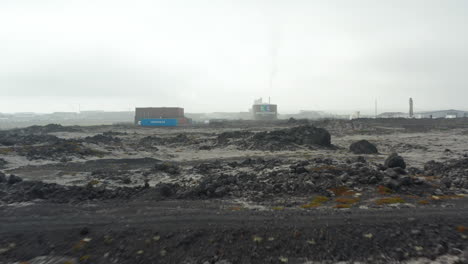 Luftaufnahme-In-Richtung-Einer-Erdölraffinerie-In-Garobaer,-Insel.-Islenskt-Eldsneyti-Ist-Ein-Isländisches-Kraftstoffunternehmen,-Das-Öl-Und-Kraftstoff-Als-Import-Biokraftstoff-Für-Den-Einzelhandel-Produziert