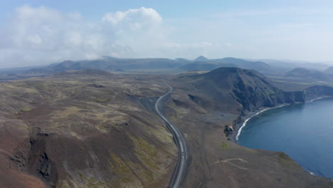 Umgekehrte-Luftaufnahme-Der-Wunderschönen-Wildnis-Der-Isländischen-Landschaft.-Drohnenansicht-Des-Spektakulären-Schwarzen-Vulkanischen-Sandstrandes-In-Island