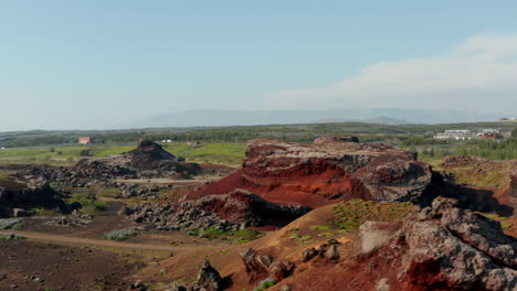 Luftaufnahme-Red-Rock-Hill-Formationen-In-Island.-Drohnenansicht-Erstaunlich-In-Der-Natur,-Die-Um-Den-Roten-Hügel-In-Der-Wildnis-Islands-Kreist