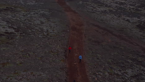 Vista-Aérea-Sendero-Turístico-Para-Caminar-En-Un-Campo-Aislado-En-Islandia.-Drone-View-Viajero-Aventurero-Explorando-Las-Tierras-Altas-Islandesas.-Estilo-De-Vida-Activo