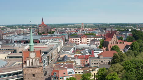 Vorwärts-Fliegen-über-Gebäude-In-Der-Altstadt-Vom-Kropeliner-Tor-Zu-Den-Universitätsgebäuden-Und-Der-Marienkirche