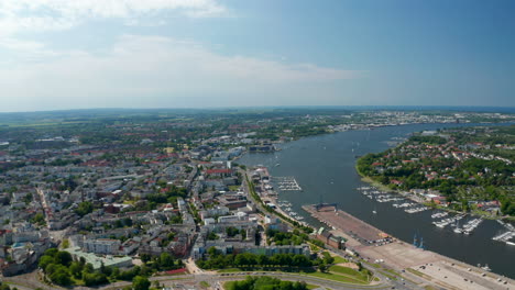 Luftpanoramablick-Auf-Die-Stadt-Am-Flussufer-Der-Unterwarnow.-Boote-Im-Jachthafen