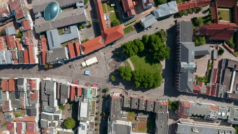 Vista-Aérea-De-Pájaros-Vista-De-Arriba-Hacia-Abajo-Pequeña-Plaza-Con-árboles-En-El-Centro-De-La-Ciudad.-Metraje-Ascendente-De-La-Plaza-De-La-Universidad