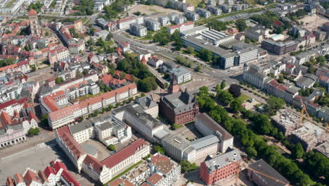 Luftaufnahme-Der-Alten-Gebäude-Im-Stadtzentrum.-Hauptstraße,-Die-Durch-Die-Stadt-Führt