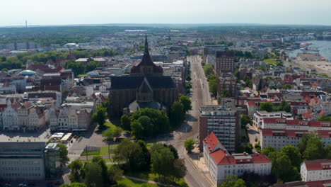 Panorama-Luftaufnahme-Der-Stadt.-Große-Sankt-Marien-Kirche-Mit-Massivem-Turm-Und-Breiter-Straße-Mit-Umlaufenden-Straßenbahnschienen