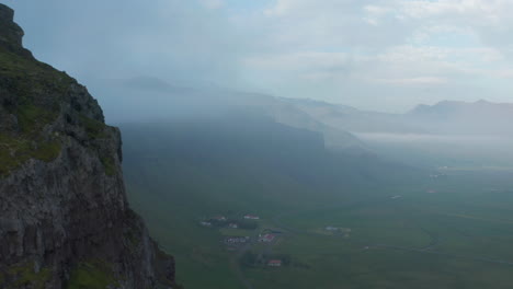 Drohnenblick-über-Das-Stimmungsvolle,-Neblige-Hochland-In-Der-Landschaft-Islands.-Trostloses-Und-Einsames-Nebliges-Panorama-Der-Nordischen-Isländischen-Landschaft