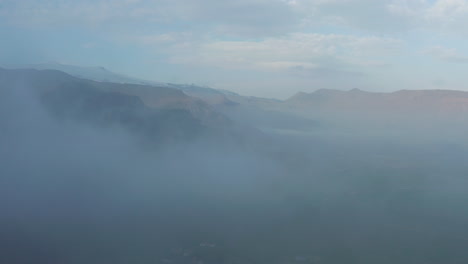 Nebliges-Vogelperspektivenpanorama-Des-Hochlandes-In-Island.-Luftaufnahme-Bewölkt-Und-Nebligen-Nordisländischen-Landschaft.-Erstaunlich-Auf-Der-Erde