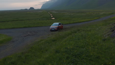Vista-De-Drones-De-Aterrizaje-Sobre-El-Campo-Del-Sur-De-Islandia-De-Un-Vehículo-Todoterreno-Estacionado.-Ojo-De-Pájaro-De-Un-Vehículo-De-Cuatro-Por-Cuatro-Estacionado-En-Las-Tierras-Altas-De-Islandia-Explorando-El-Desierto-Durante-Las-Vacaciones