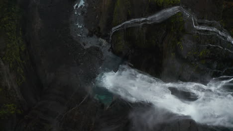 Blick-Von-Oben-Auf-Haifoss,-Den-Zweithöchsten-Wasserfall-Islands.-Direkt-über-Dem-Sprung-Des-Haifoss-wasserfalls,-Der-In-Den-Fossa-fluss-Fällt.-Erstaunlich-In-Der-Natur