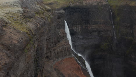 Luftaufnahme-Von-Haifoss-Und-Granni-Wasserfall-In-Island.-Drohnenansicht-Von-Zwei-Wasserstrahlen,-Die-Gegen-Die-Felsen-Prallen-Und-Sich-In-Wasserstaub-Verwandeln.-Wasserfall-Am-Fluss-Fossa
