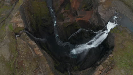 Blick-Von-Oben-Auf-Den-Wasserfall-Haifoss,-Einer-Der-Höchsten-In-Island.-Drohne-Direkt-über-Dem-Atemberaubenden-Wasserfall-Von-Haifoss,-Der-In-Den-Fossa-Fluss-Fällt.-Schönheit-Auf-Erden.-Haifoss-Wasserfall