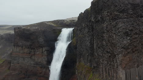 Drohnenansicht-Der-Basaltfelsformation,-Die-Den-Haifoss-Wasserfall-In-Südisland-Enthüllt.-Vogelperspektive-Auf-Den-Sprung-Des-Haifoss-wasserfalls,-Einer-Der-Höchsten-In-Island.-Schönheit-Auf-Erden.-Haifoss-Wasserfall