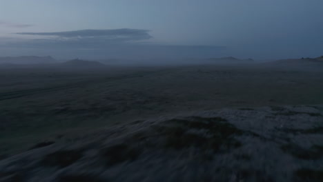 Luftbild-Oder-Ländliche-Isländische-Landschaft-Mit-Nebel-Bedeckt.-Auto-Stoppte-In-Der-Wildnis-Der-Isländischen-Landschaft-Und-Touristen,-Die-Den-Nebligen-Sonnenuntergang-Des-Isländischen-Hochlands-Genießen