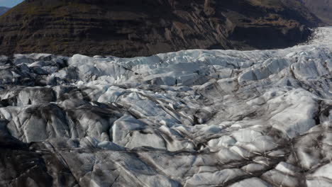 Vista-Aérea-De-La-Textura-Del-Glaciar-En-La-Lengua-Del-Glaciar-Breidamerkurjokull-En-Islandia.-Vista-Escénica-De-Drones-De-Las-Montañas-Islandesas-Cubiertas-De-Nieve.-Increíble-En-La-Naturaleza.-Parque-Nacional-Vatnajokull