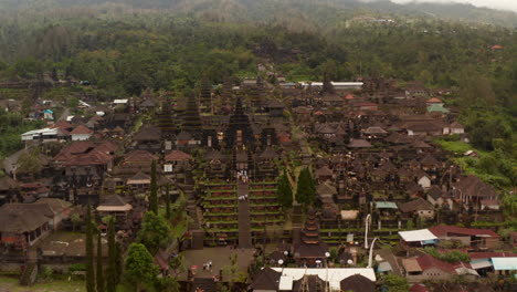 Vista-Aérea-De-Los-Turistas-Que-Exploran-El-Templo-Besakih-En-Bali,-Indonesia.-Gente-En-El-Famoso-Destino-Turístico-Viendo-Los-Edificios-Y-Estructuras-Religiosas-En-El-Famoso-Templo-Hindú
