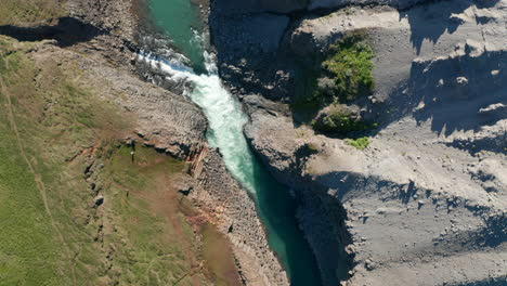 Blick-Von-Oben-Auf-Den-Jokulsa-Gletscherwasserfluss,-Der-Zwischen-Basaltfelswänden-Fließt.-Ansicht-Von-Oben-Nach-Unten-Stuolagil-Canyon-Mit-Geologischen-Wandformationen-Im-Vatnajökull-Nationalpark.-Erstaunlich-In-Der-Natur