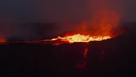 Vista-Cercana-De-La-Parte-Superior-Del-Volcán-Activo.-Material-Magmático-Hirviendo-Saliendo-Del-Cráter.-Lava-Fundida-Que-Fluye-Hacia-Abajo-En-La-Corriente.-Volcán-Fagradalsfjall.-Islandia,-2021
