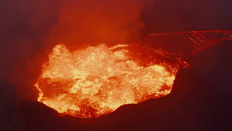 Impresionante-Vista-De-Cerca-Del-Magma-Hirviendo-En-El-Cráter-Del-Volcán.-Vista-Aérea-De-Lava-Caliente-Por-La-Noche.-Volcán-Fagradalsfjall.-Islandia,-2021