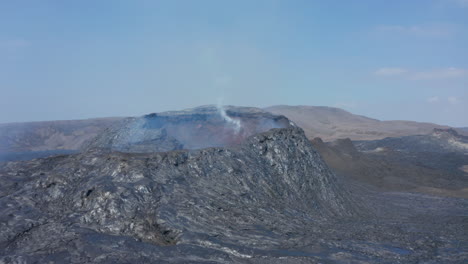 Volcán-Fagradalsfjall,-Dron-Aéreo-Que-Vuela-Hacia-El-Cono-De-Fisura-Humeante,-Inclínate-Hacia-El-Ojo-De-Pájaro-Vista-De-Arriba-Hacia-Abajo-Revela-Dentro-Del-Cráter-Volcánico,-Islandia,-Día