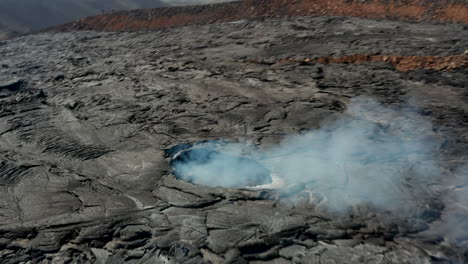 Vista-Panorámica-Del-Gran-Campo-De-Lava.-Capa-De-Enfriamiento-Y-Endurecimiento-De-Material-Magmático-Erupcionado.-Volcán-Fagradalsfjall.-Islandia,-2021